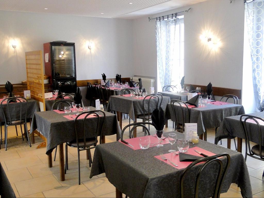 Logis Hotel Restaurant Auberge De La Cloche Le Theil-sur-Huisne Bagian luar foto