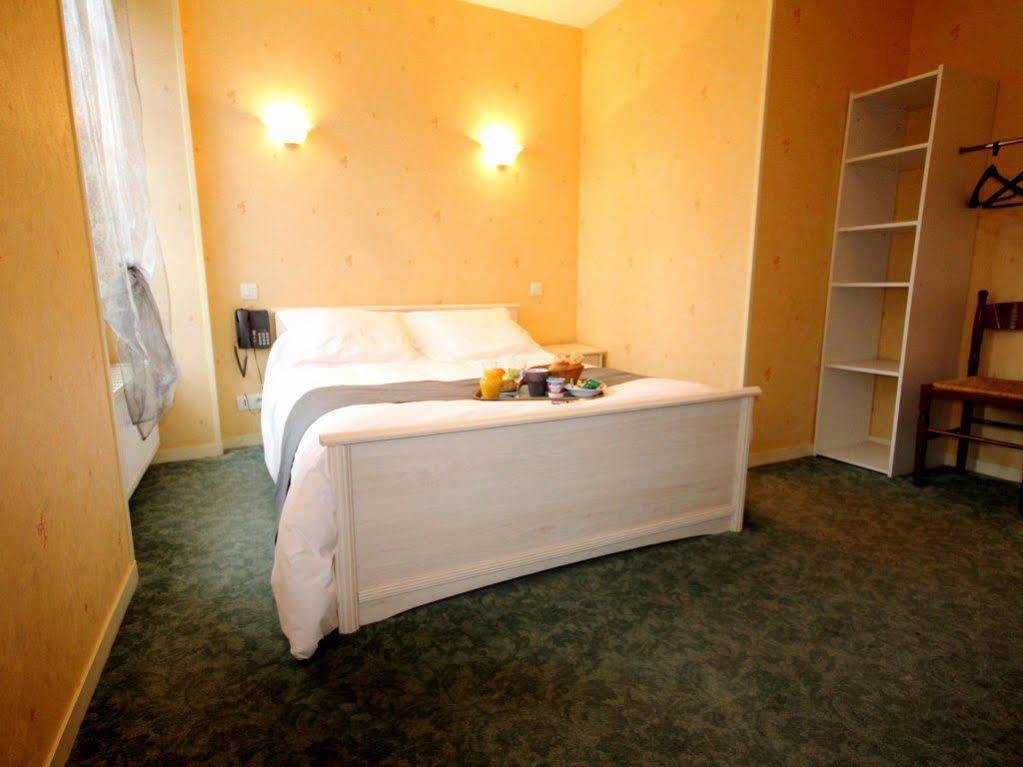 Logis Hotel Restaurant Auberge De La Cloche Le Theil-sur-Huisne Bagian luar foto